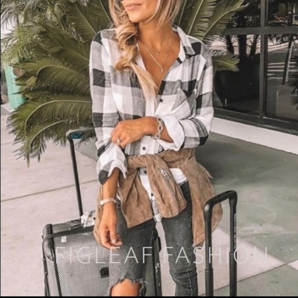 Size Small PLAID BUTTON DOWN - Picture 2 of 3